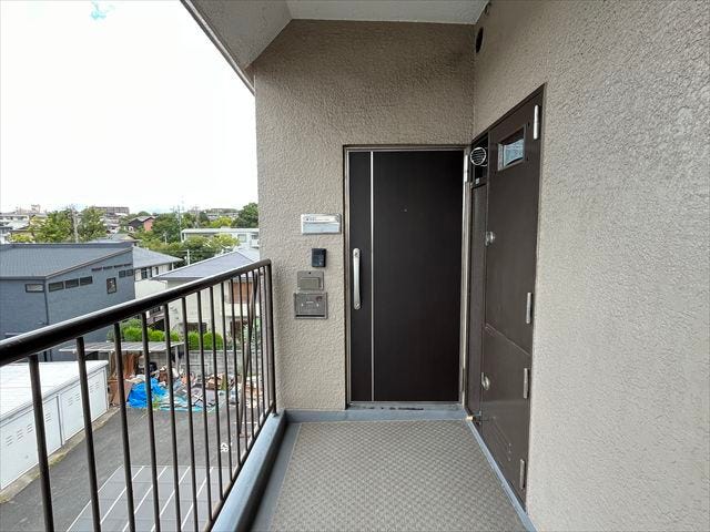 外玄関です。最上階の角部屋にあたり、玄関前を通る人が少ないので、生活音が響きにくくプライバシーも確保しやすくなります。