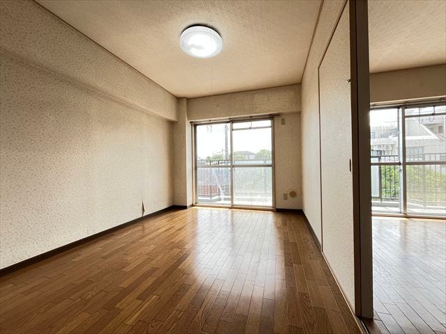 6帖洋室:リビング横にあたる南側の洋室です。窓からたっぷりの日差しが入り、明るいお部屋になっています。
(2025年9月29日撮影)