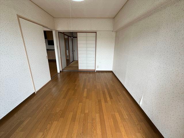 6帖洋室:和室とも繋がりのある空間。来客用やお子さまの遊び場など、多目的に使える便利な一室です。
(2025年9月29日撮影)