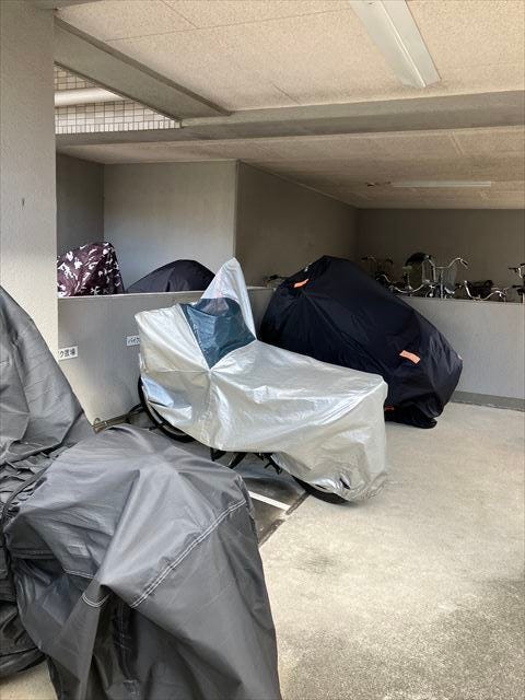 バイク置場もスペースが広く停めやすいです。