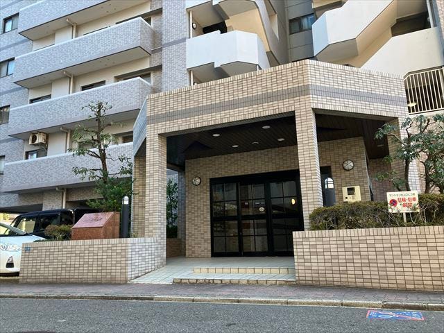 エントランスのドアの上に屋根があるので雨の日も濡れずにすみますね。