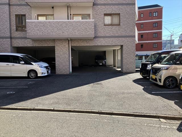 駐車場は平面ですので車の出し入れに時間もかかりません。車止めもスペースもしっかりとあります。