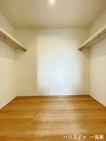 【8.7帖洋室】洋室にはウォークインクローゼットがあり、荷物の多い方でも安心ですね♪お洋服はもちろん、スーツケースなどの大物もしっかり収納できます。