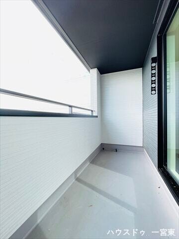 急な雨や梅雨でも洗濯物が濡れにくいインナーバルコニーは子育てに忙しいご家族をサポートします。採光・通風に優れた南面バルコニー。