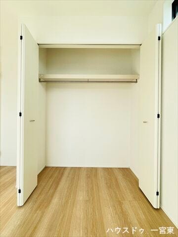 【5.2帖東洋室】各居室に大きめのクローゼットがついています。引き出しタイプの家具を入れれば、ハンガーにかけれない物もスッキリ収納できますね。