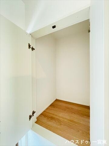 【2階廊下】あると嬉しい廊下収納は掃除用品を入れたり、各部屋に収まりきらないものを収納したりと重宝します♪