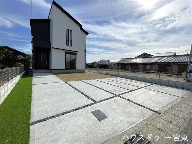 駐車スペースが十分に広く確保されているので、車の運転や駐車があまり得意でない方でも安心して停められ、日々の暮らしも快適です。