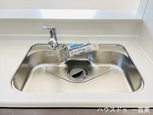 【シンク】大きな鍋も洗えちゃうワイドシンクです。大きな鍋も洗いやすい、奥行きたっぷりのステンレスシンク。