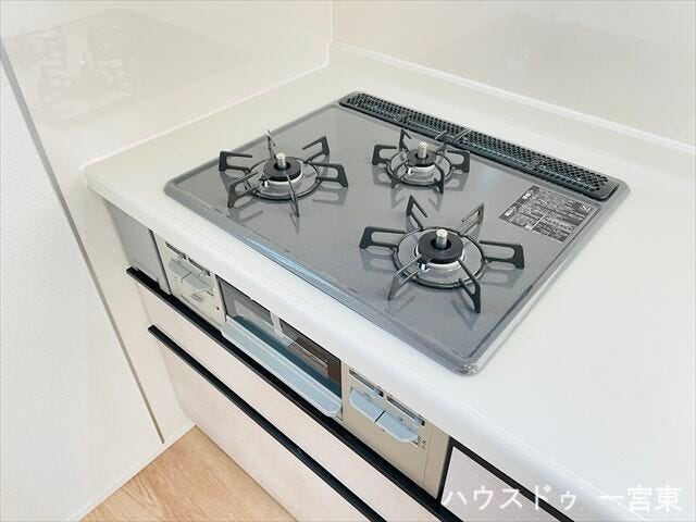 【コンロ】3種類の同時調理が可能な3口コンロも標準装備です!調理の時間短縮をはかれるので、奥様には嬉しい機能ですね。