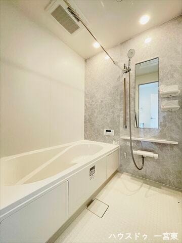 清潔感があり、お手入れしやすい浴室です。ゆったりとしたバスタイムをお楽しみ頂けます♪1日の疲れをリフレッシュ出来そうですね。