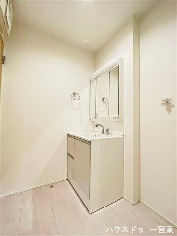 人気の3面鏡を採用しました。ミラー裏が収納になっているので、生活感を出さずに収納することが出来ます。