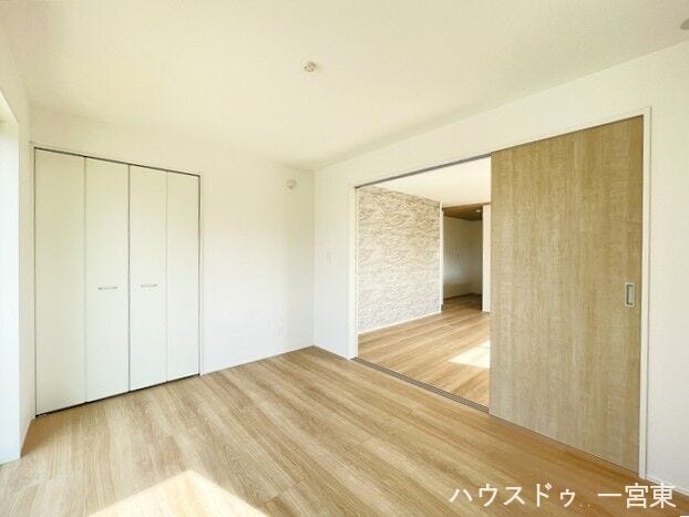 【1階6帖】リビング横の洋室は、多目的に使えて便利です。仕切りを開けると家族団らんの開放的空間。閉めれば固有のスペースが作れます。