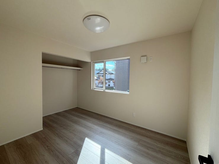 室内(2025年10月)撮影
◎本日案内可能◎
オープンクローゼットはシンプルな造りのため、収納棚などを自分好みに配置しやすいです!