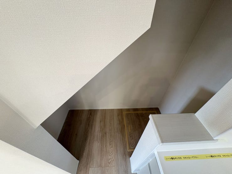 室内(2025年10月)撮影
◎本日案内可能◎
階段下を有効活用したキッチン横の収納です。飲料水のストックやゴミ箱等も置いておけます♪