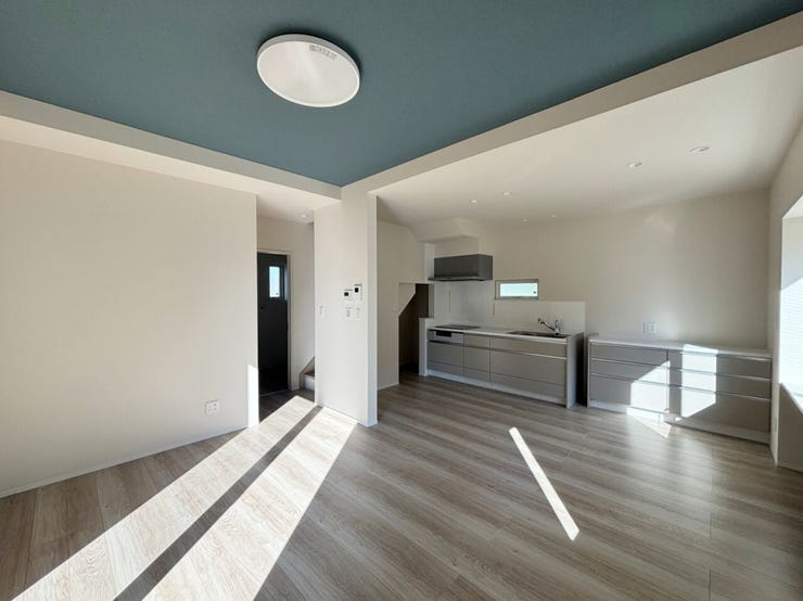 室内(2025年10月)撮影
◎本日案内可能◎
天井のアクセントクロスがおしゃれなリビング♪