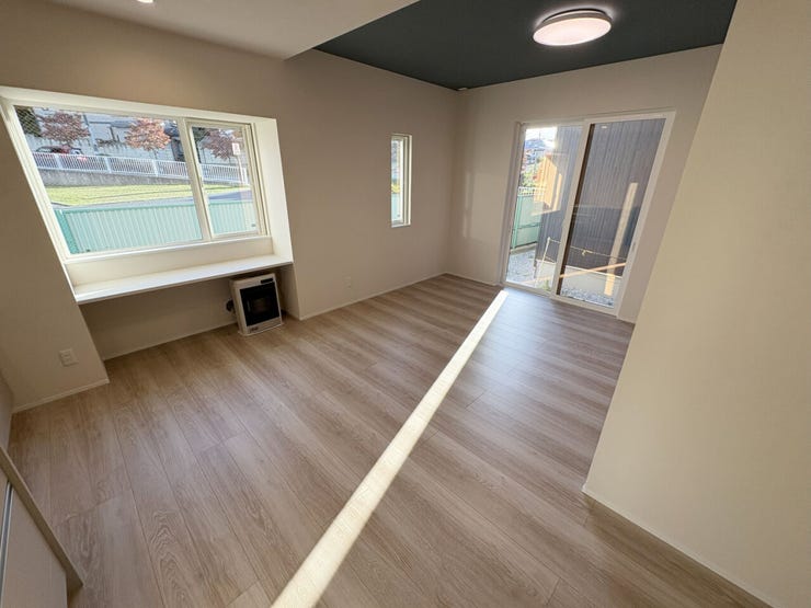 室内(2025年10月)撮影
◎本日案内可能◎
お家の裏側には建物がないため、光を取り入れることができます♪