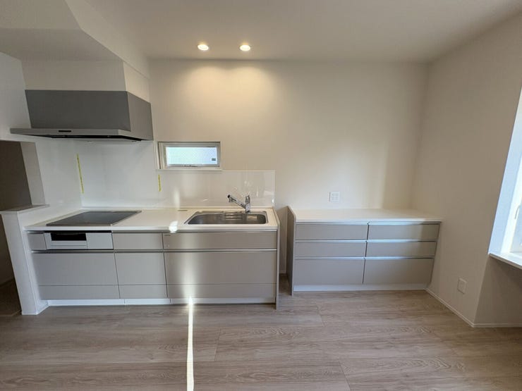 室内(2025年10月)撮影
◎本日案内可能◎
カウンタータイプのカップボードは家電などの置き場所としてはもちろん、作業台としても使えて便利です◎