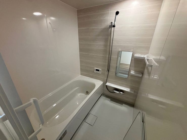 室内(2025年10月)撮影
◎本日案内可能◎
明るく清潔感溢れる1坪バスです!オートバス・追焚機能付きで忙しくても手軽にポカポカの湯船に浸かれます♪