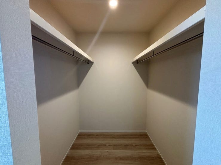 室内(2025年10月)撮影
◎本日案内可能◎
オープンタイプのウォークインクローゼットは湿気がこもりにくく、物を出し入れしやすいです◎