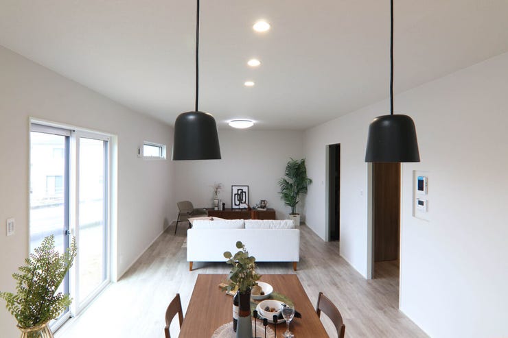 I型のLDKは、キッチンからリビング・ダイニングを一目で見渡せるため家族の様子を確認しながら家事ができます。