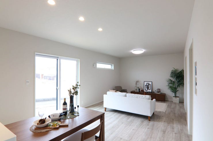 大きな窓からの採光により、お部屋が明るくなります。