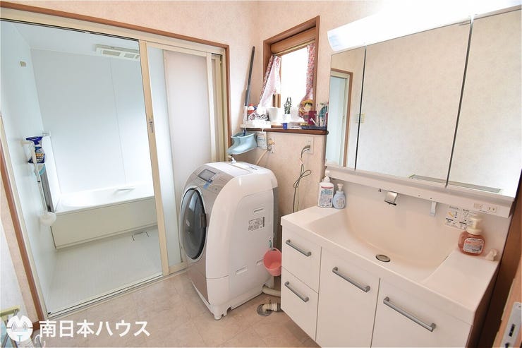 【洗面所】小窓付きの洗面所です!天気の良い日には自然換気もできます♪