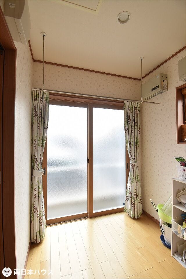 【ドライルーム】洗面所の横には室内物干し金具を備えたドライルームがあります♪