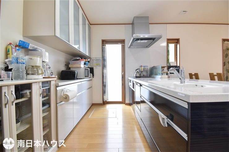 【キッチン】あると便利な勝手口や床下収納庫も備えています♪