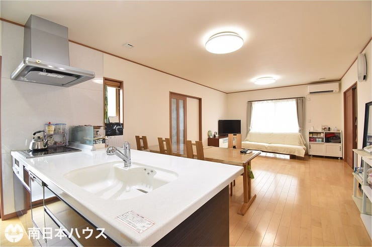 【リビング】キッチンに立っていてもリビングを眺めながら家事を進められます♪