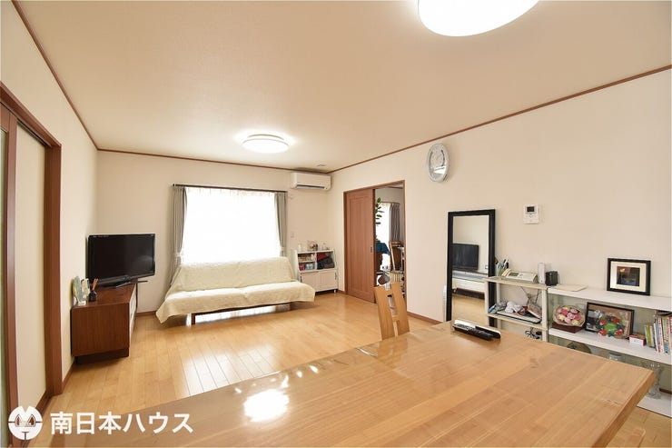 【リビング】約20帖の広々としたリビングです!東南向きの窓から明るい日が差し込みます♪