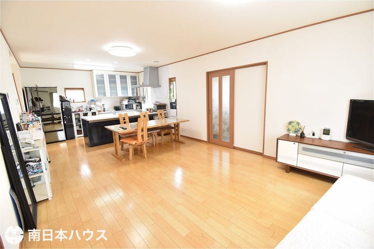 【リビング】約20帖の広々としたリビングです!オープンキッチンでさらに広さを感じます♪