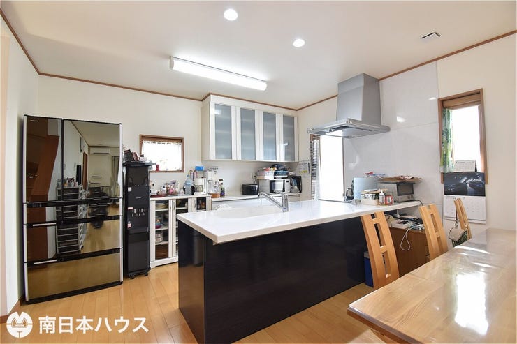 【キッチン】カウンター付きのシステムキッチンです!背面収納付きで収納も豊富です♪