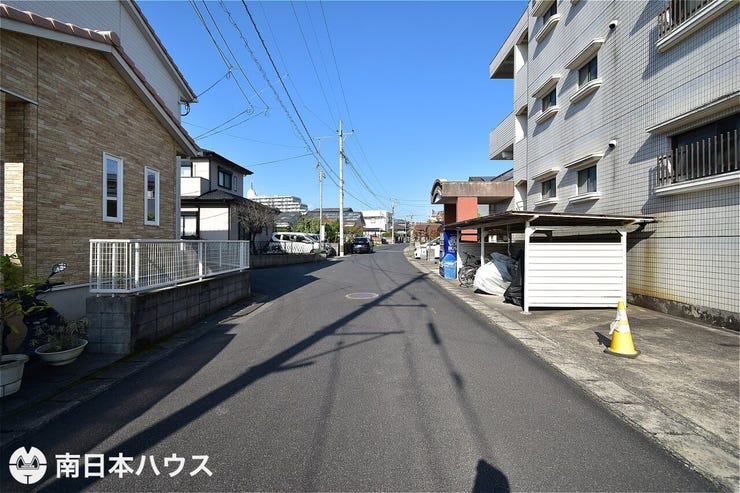 【前面道路】北東向きの前面道路幅は約6mと余裕のある広さです♪団地内で交通量が少なく静かな住環境です♪