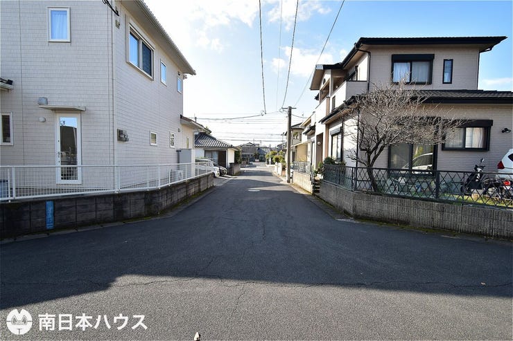 【前面道路】北西向きの前面道路幅は約6mと余裕のある広さです♪団地内で交通量が少なく静かな住環境です♪