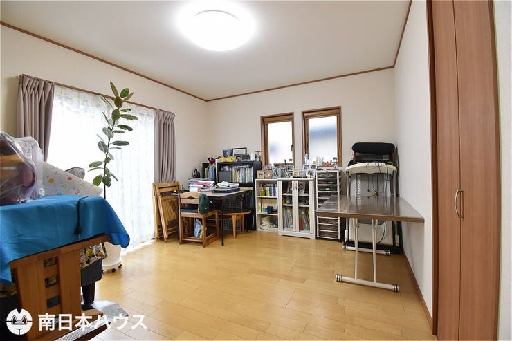 【洋室】1階の約8.4帖の洋室です!ウォークインクローゼットを備えたお部屋です♪