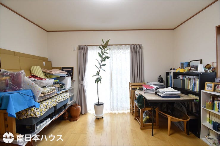 【洋室】1階の約8.4帖の洋室です!東南向きの窓に面した明るい室内です♪