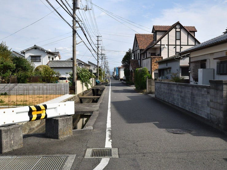 分譲予定地の南側道路(分譲地と道路の間には水路があり接道していません)