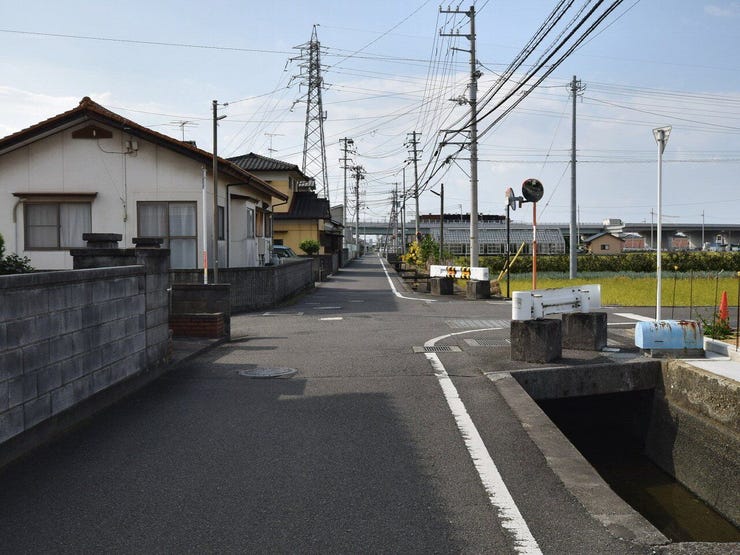 分譲予定地の南側道路(分譲地と道路の間には水路があり接道していません)