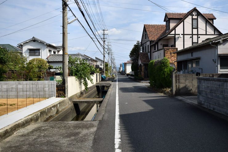 分譲予定地の南側道路(分譲地と道路の間には水路があり接道していません)