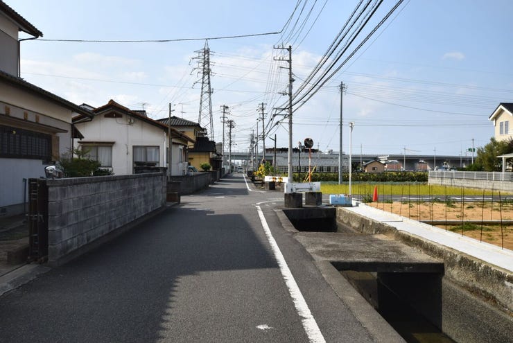 分譲予定地の南側道路(分譲地と道路の間には水路があり接道していません)