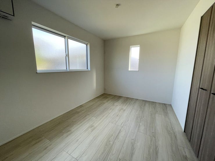 ◇洋室6帖◇
2面採光のお部屋は明るく風通しが良いです♪
収納もしっかり出来ますよ!