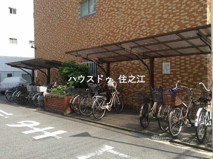 ★屋根付きの駐輪場ですので雨の日も安心。サドルが濡れる事も無いですね!