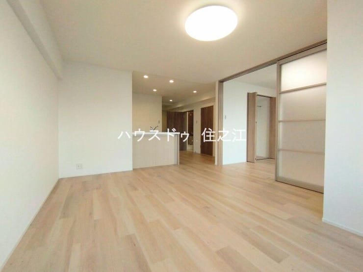 ソファーやダイニングテーブルを置いてもゆとりのある広さのリビングです