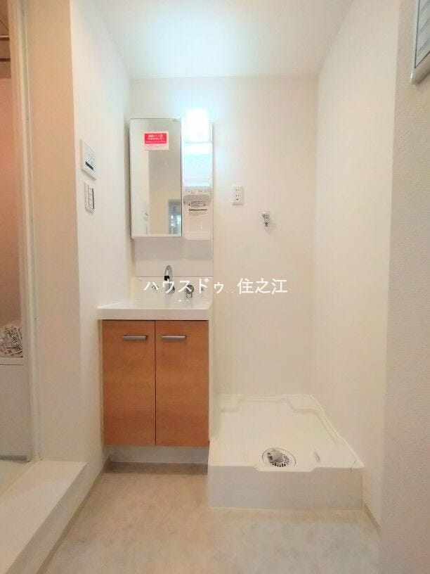 たっぷりの収納を設けたシャワー付です