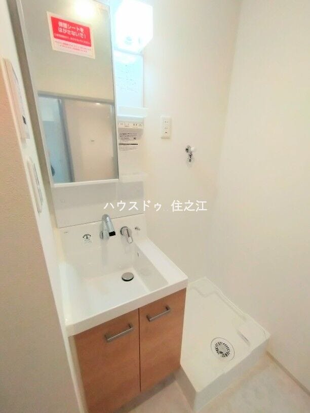 鏡の裏に収納もできるので日用品がストックできます