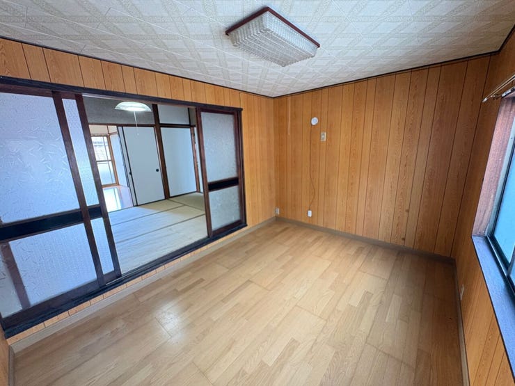 フローリングの洋室のため、お掃除が楽に行えます!家事の手間が省けるのが嬉しいですね!