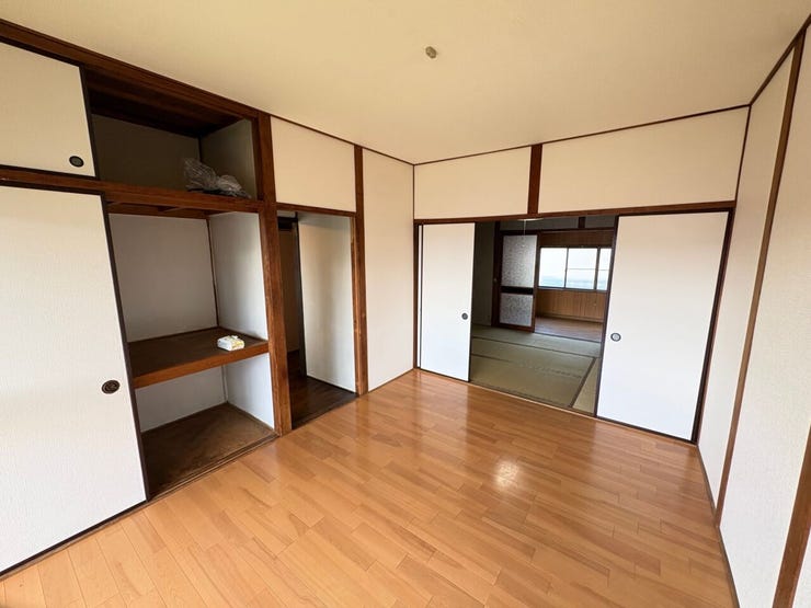 押し入れ付きの洋室です。お布団などの大きい物の収納が可能なので衣替えも楽に行えます!