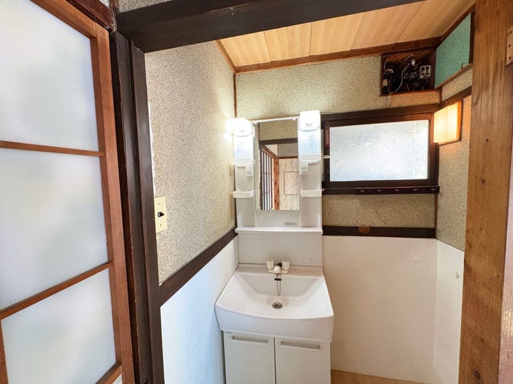 小窓がついており、自然光が入る明るい洗面所です!
