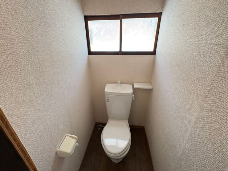 小窓付きのトイレは、換気もでき清潔に保てるのが嬉しいですね!