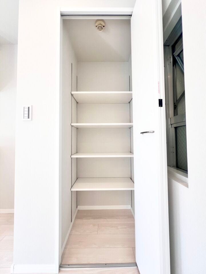 可動棚付きの収納スペースは、食品や日用品のストック収納に便利!キッチン横にあるため、家事動線がとてもスムーズです◎